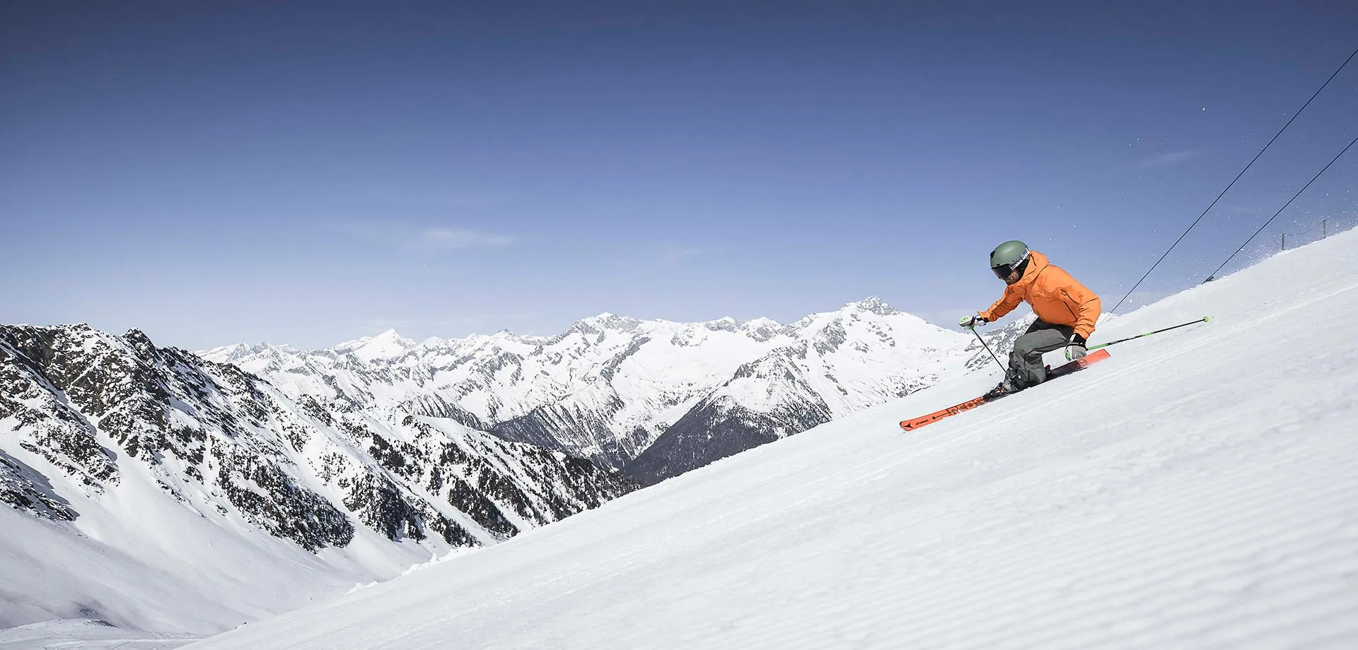Skifahrer auf einer sonnigen Piste am Klausberg im Ahrntal